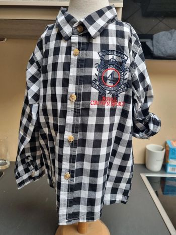 Chemise à carreaux blancs et noirs