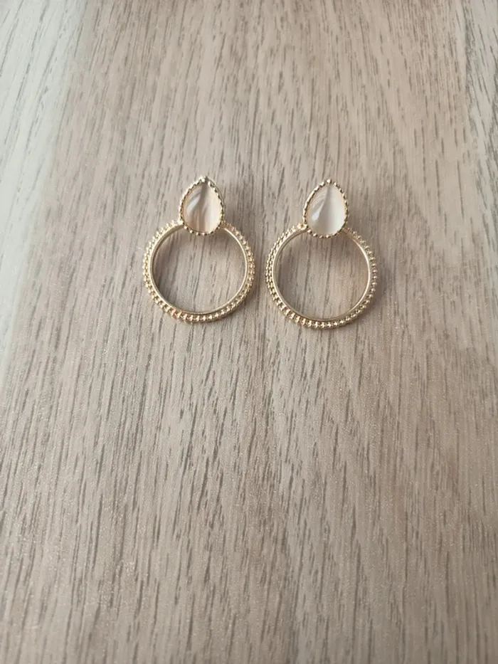 Boucles d'oreilles dorées pierre blanche créoles neuves