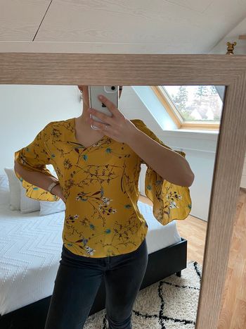 Haut jaune manche à  volants