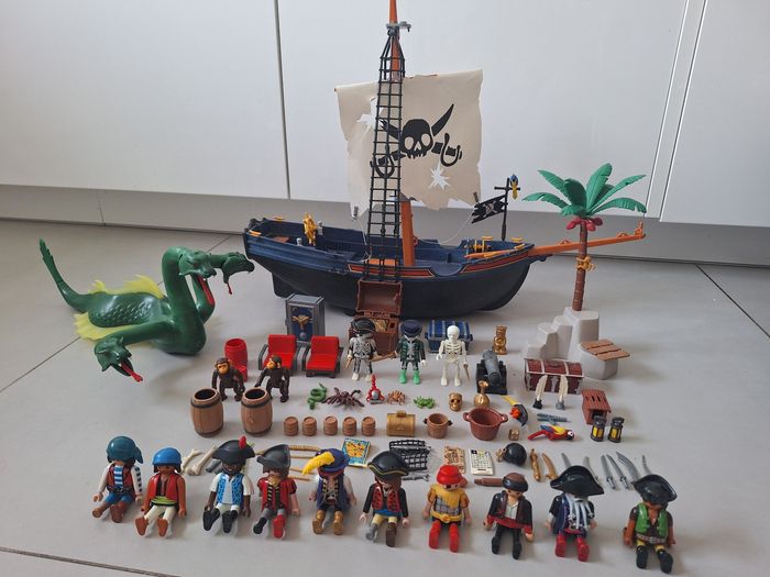 Lot playmobil pirates, bateau et monstre des mers