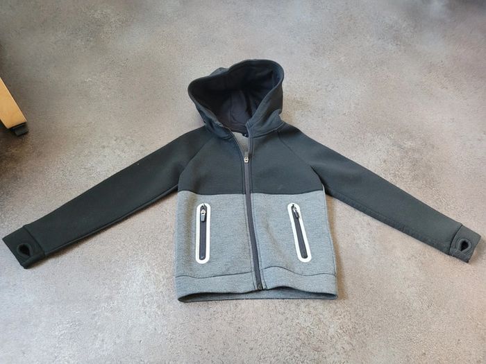 Veste à zip grise et noir 6 ans kiabi