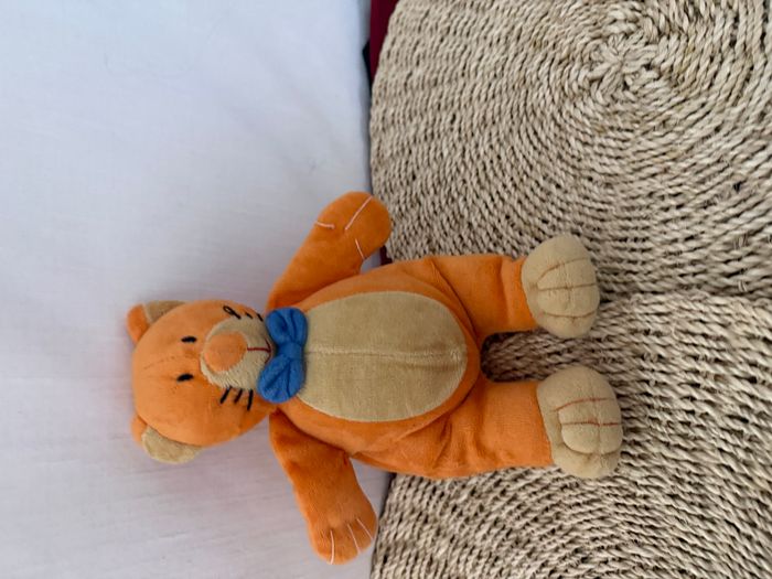 Peluche doudou chat orange beige TCF Tout Compte Fait noeud bleu - photo numéro 1