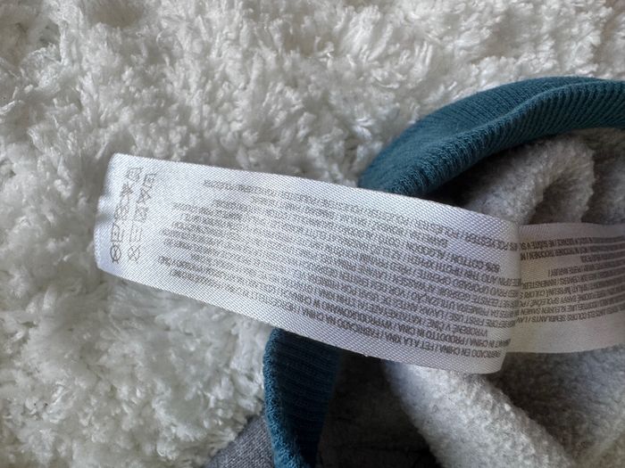 Sweat à capuche Primark taille 4-5 ans (110 cm) - Plusieurs taches sur la manche - photo numéro 5