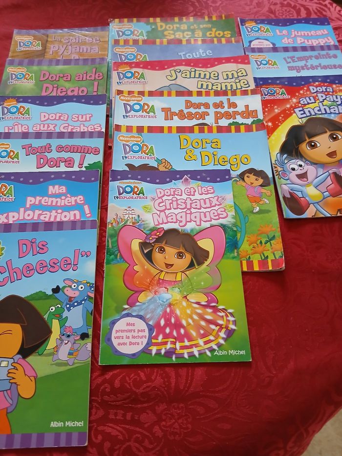Lot de 15 livrets dora