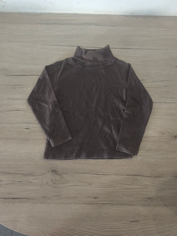 Tee-shirt manches longues sous pull col roulé 4 ans