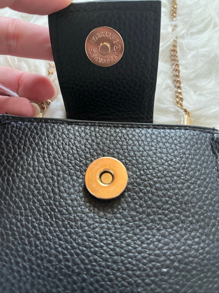 Petite pochette simili cuir noire anse chaînette dorée TBE 👝 - photo numéro 2