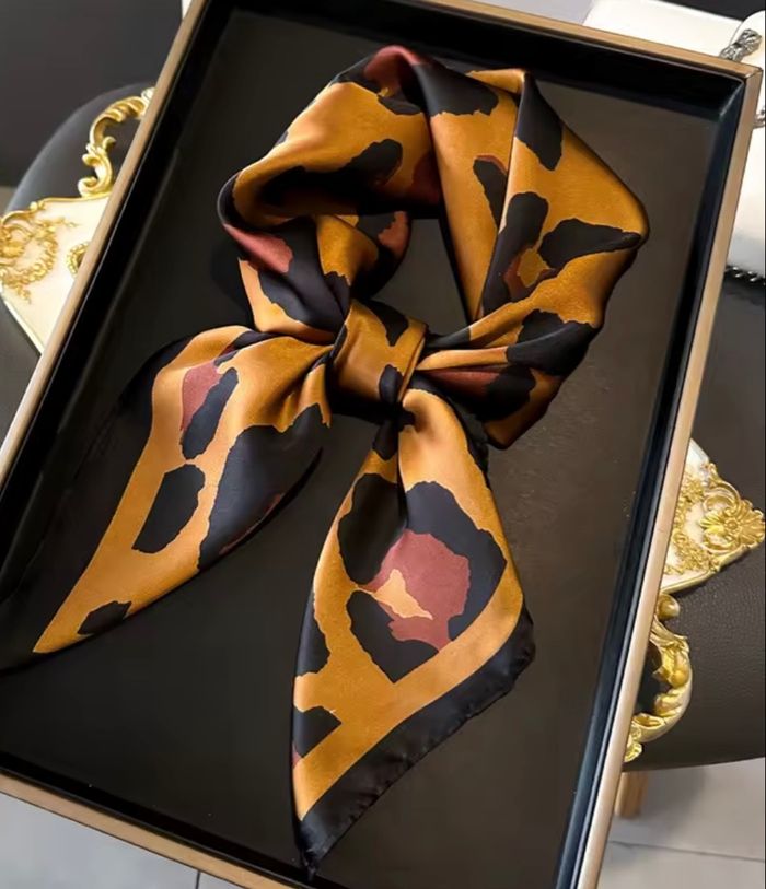 Châle / foulard / accessoire pour cheveux ou sac