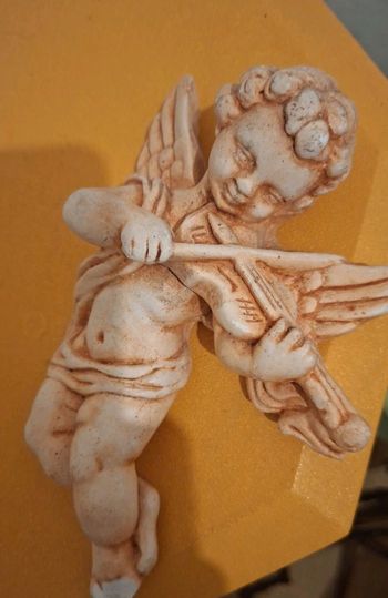 Ange a pendre sur un mur