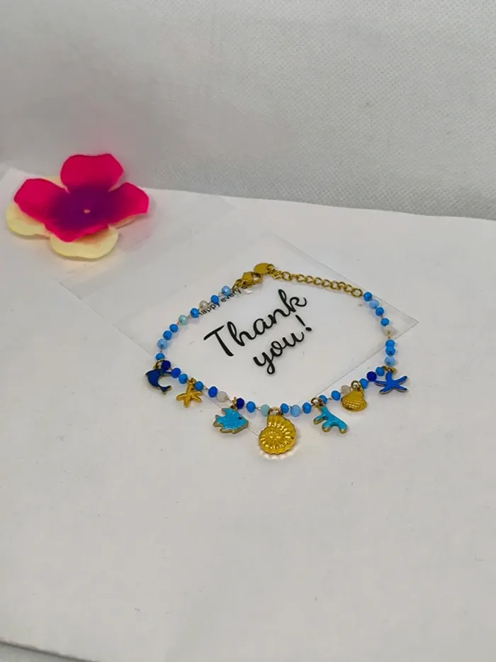 Bracelet doré et bleu avec perles de cristal et breloques de la mer - photo numéro 2