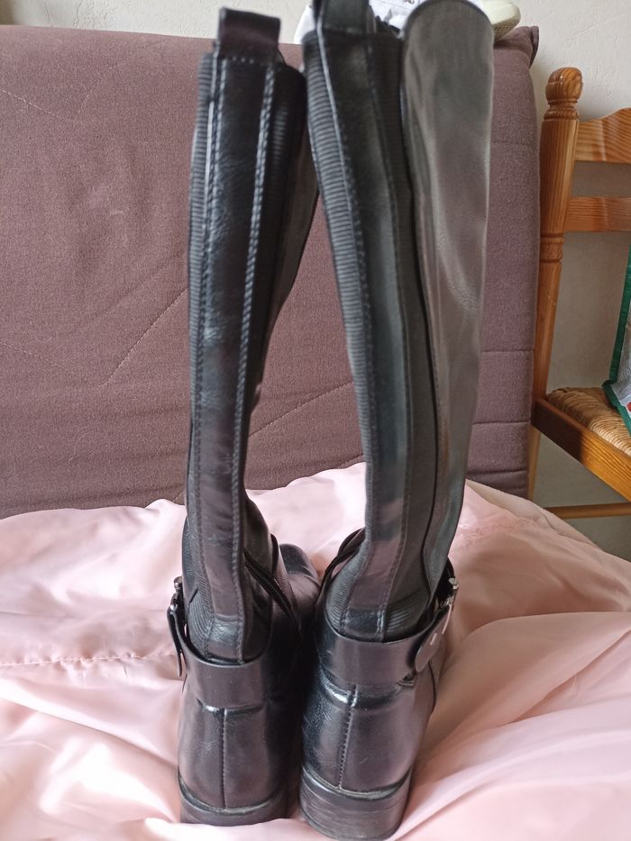 Bottes noires - photo numéro 3