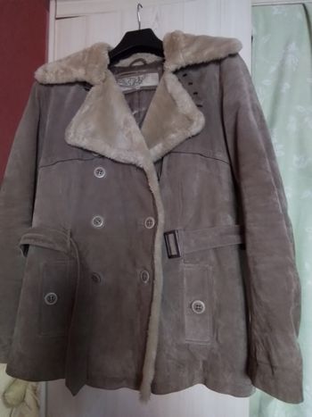 Belle veste en vrai daim  avec fourrure col.