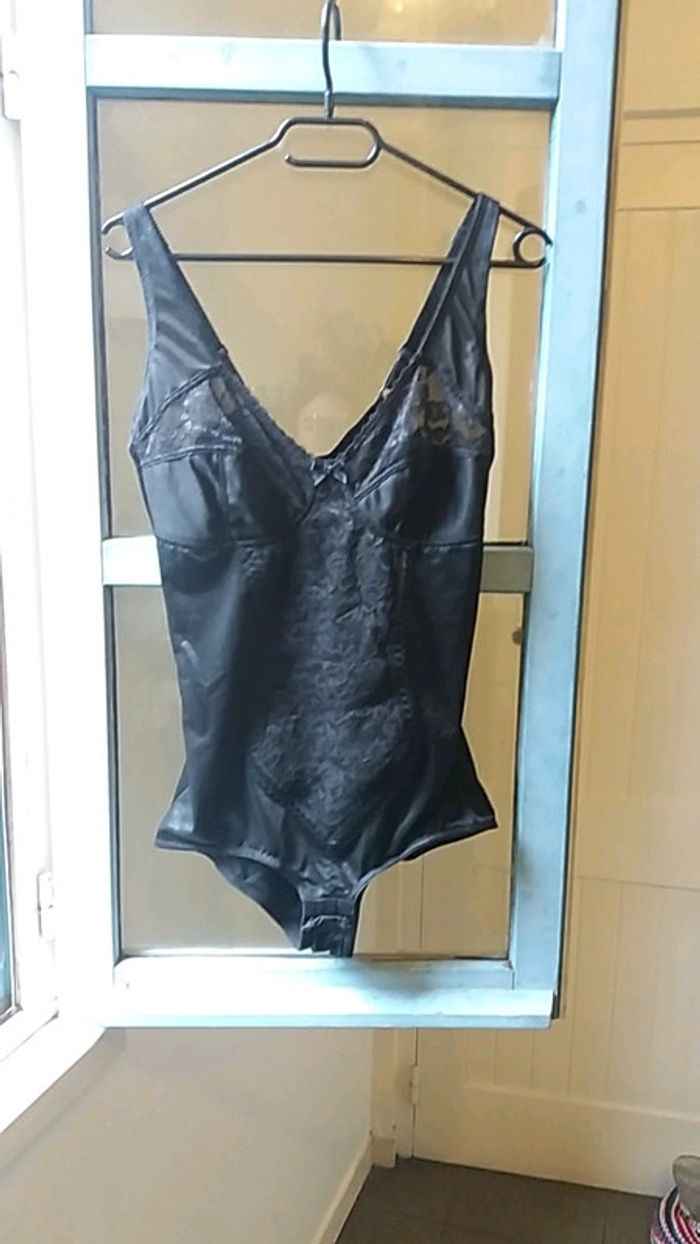 joli bodie noir - photo numéro 3