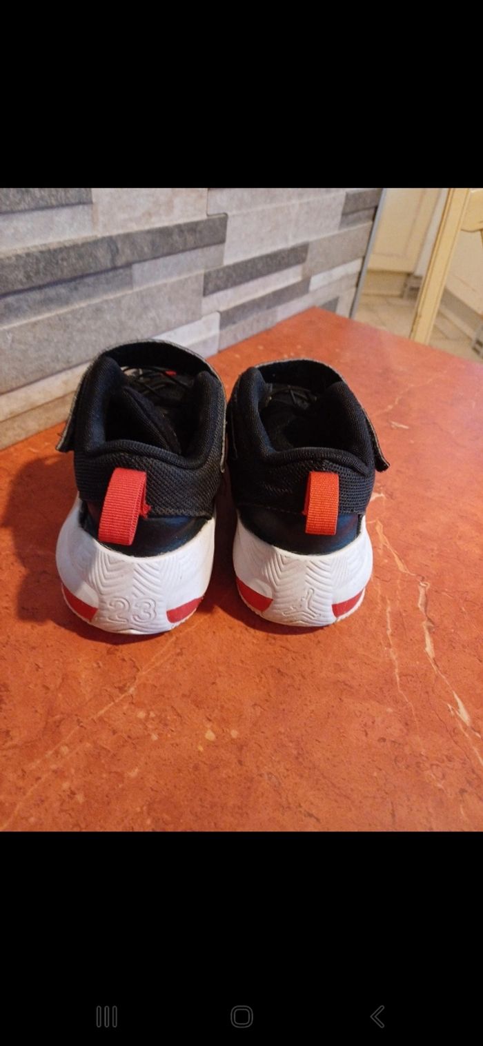 Baskets Jordan taille 33.5 - photo numéro 3