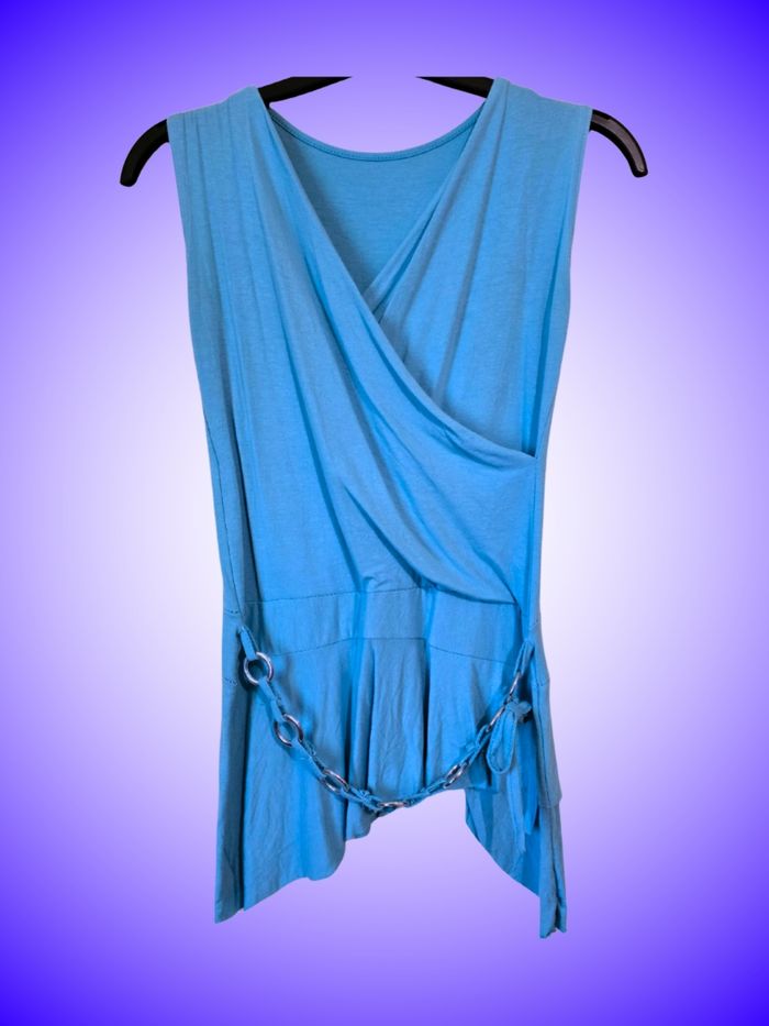 Top Cache-cœur Sans Manches – Décolleté V – Chaîne Métallique Amovible – Bleu Ciel / Turquoise – Taille 40 L – Très Bon État