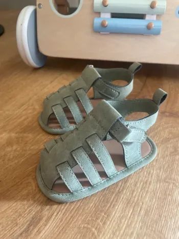 Sandales bébé vert kaki - neuves