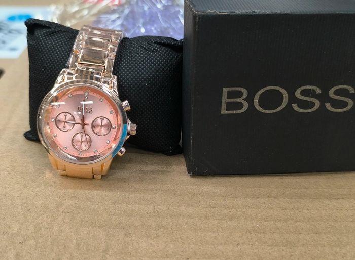 Montre femme rose gold - style Hugo Boss, neuve avec boîte - photo numéro 2