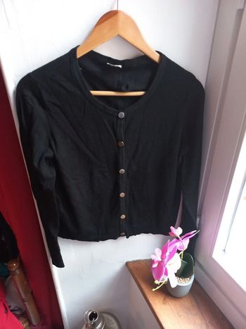 Joli gilet toute saison noir bouton doré 40