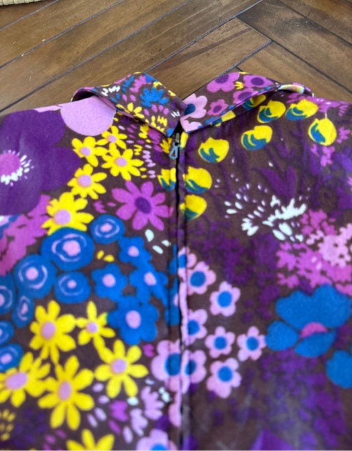 Robe évasée vintage Jean Biolay taille M année 70 à grosse fleurs violette - bon état - photo numéro 9