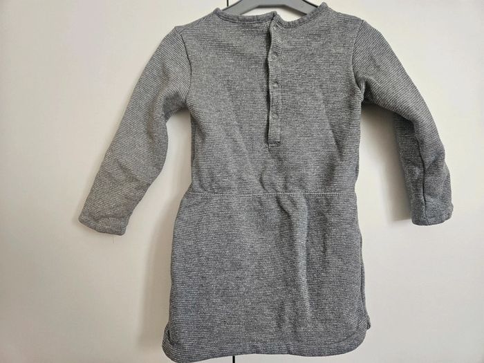 👗 Jolie robe grise à fil argenté – Kiabi – 24 mois - photo numéro 2