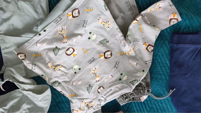 Lot vêtements toutes marques   + paquets de couches - photo numéro 2