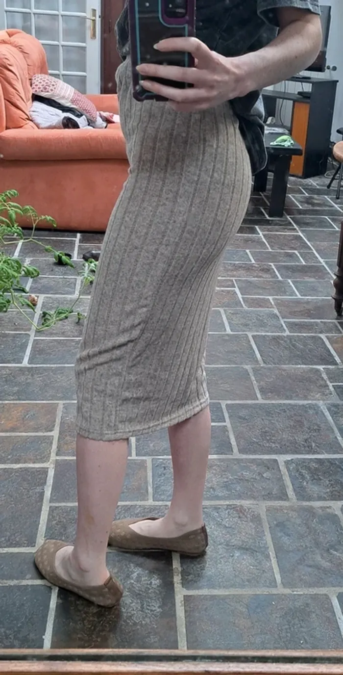 Jupe mi longue. En maille beige.
🌸 neuf.
🌸 Taille S - photo numéro 4