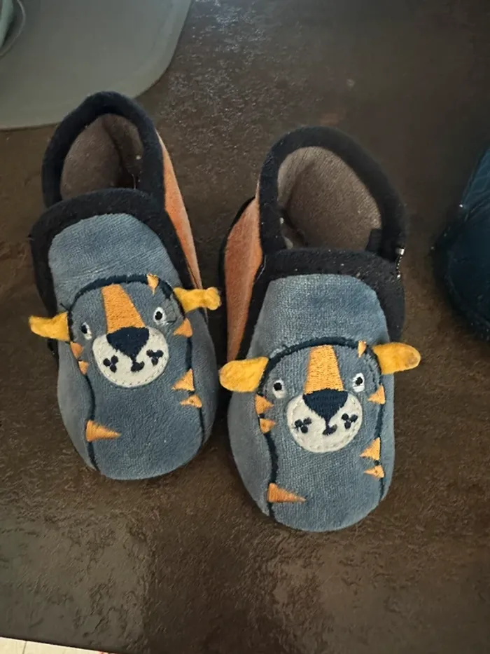 Chausson et chaussure taille 19 - photo numéro 2