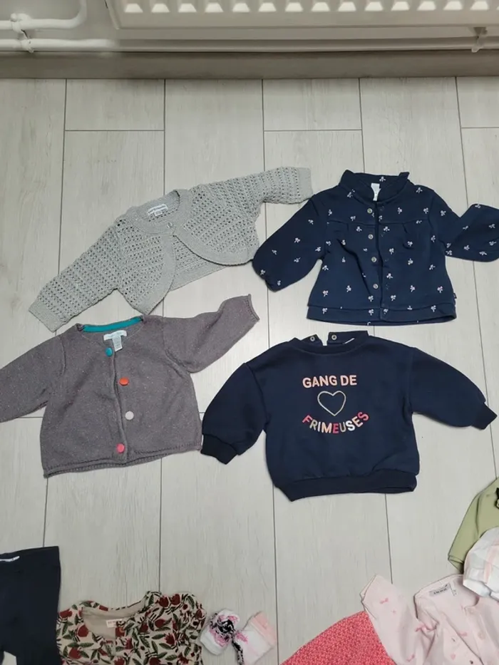 Lot 20 vêtements fille 6 mois - photo numéro 2