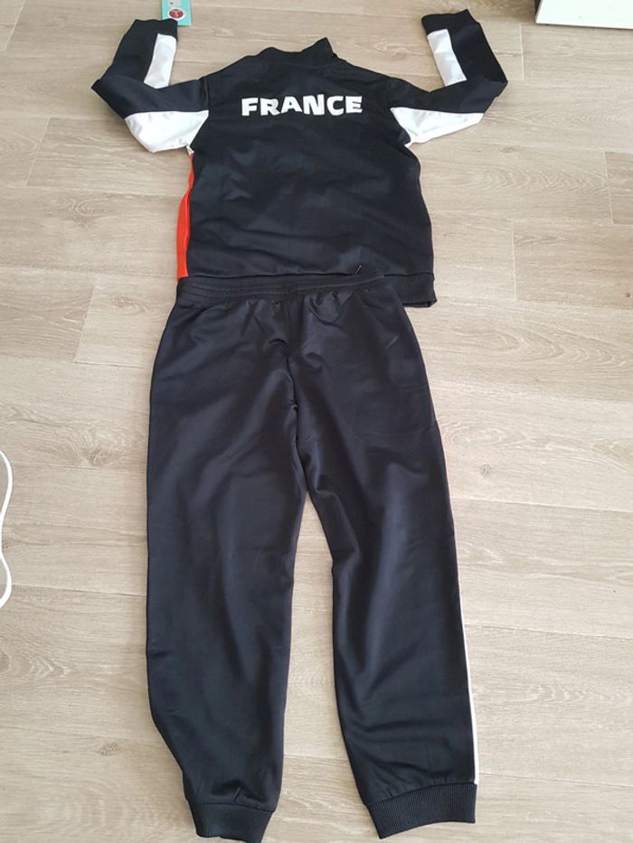 Ensemble survêtement de sport taille 8 ans neuf - photo numéro 10