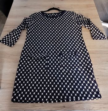 Robe bleu marine et blanche

Taille 42
Neuve sans étiquette 🏷