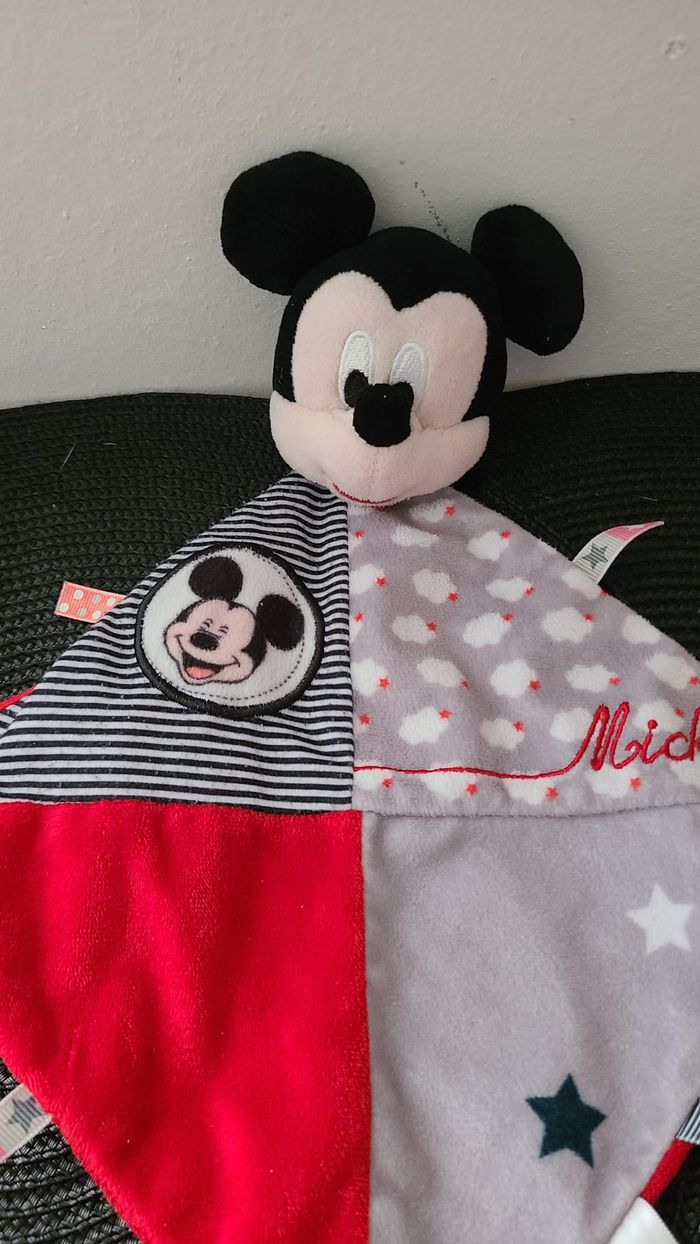 Mickey DISNEY NICOTOY doudou carré plat rouge gris et noir nuages - photo numéro 2