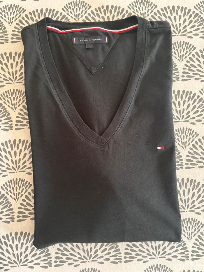 Tee shirt noir col V Tommy Hilfiger taille XL