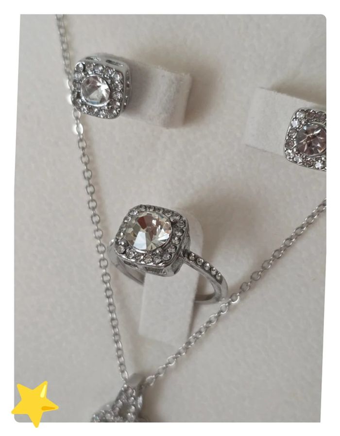 Parrure collier + pendentif + boucle d'oreilles + bague carrés strass blanc - photo numéro 4