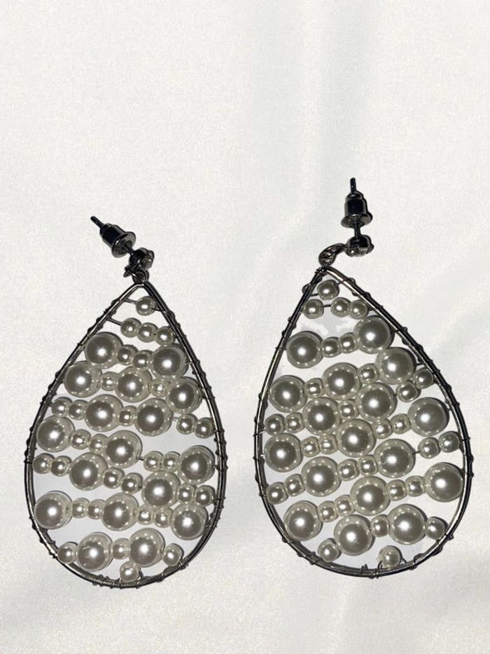 Boucles d’oreilles pendantes en forme de gouttes avec perles blanches H&M très bon état - photo numéro 2