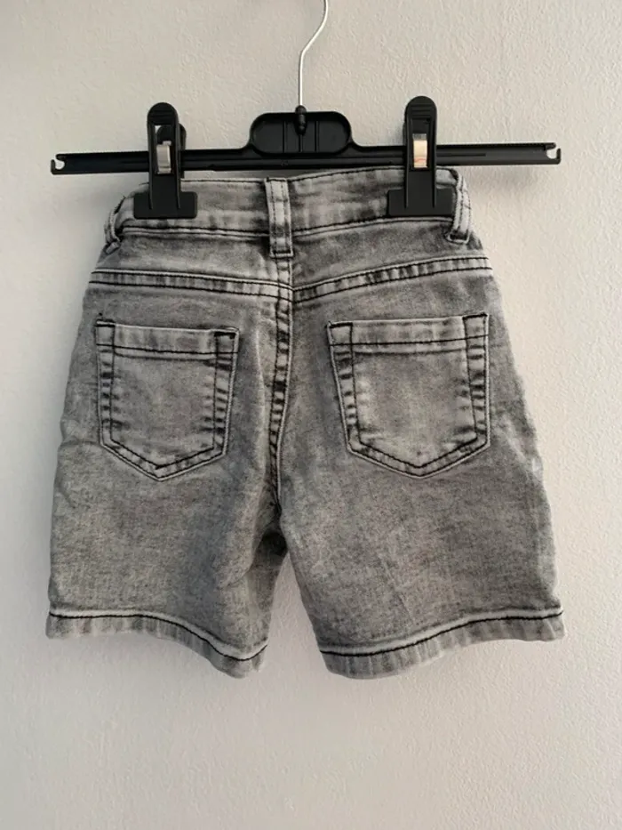📌Short garçon en jean gris délavé – Taille 104 - photo numéro 2