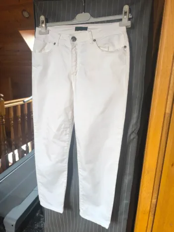 Joli pantacourt blanc avec strass irisés
