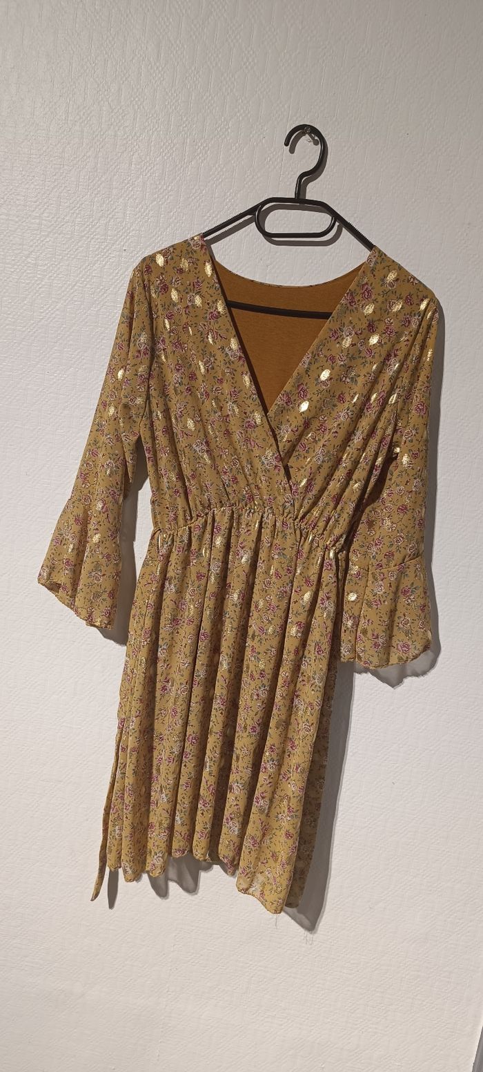 Robe jaune fleurie à détails dorés – manches 3/4 évasées – ceinture – taille M