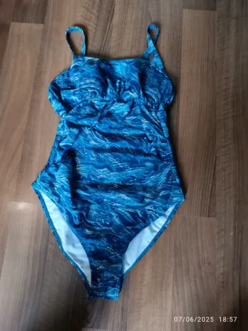 Maillot de bain bleu et doré ventre plat