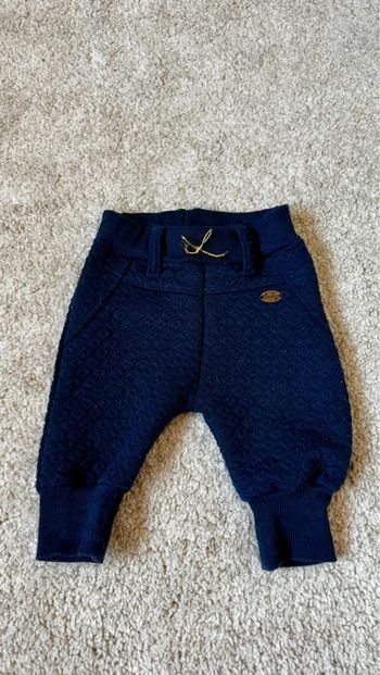 Pantalon bleu marine avec détails dorés – 1 mois