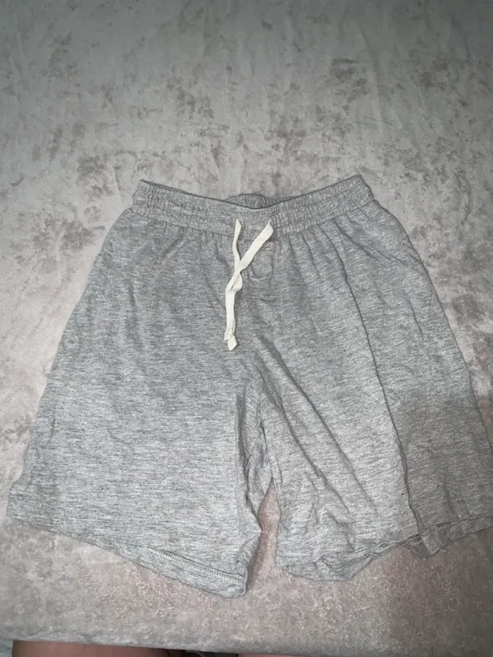 Short de sport gris confortable