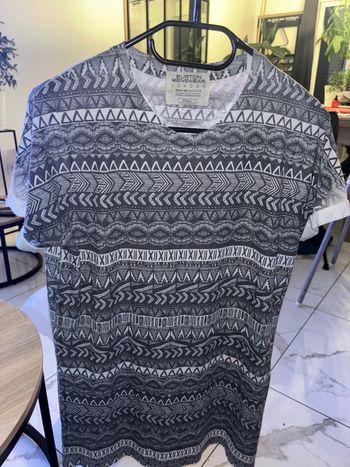 TEE shirt burton taille S en très bon état