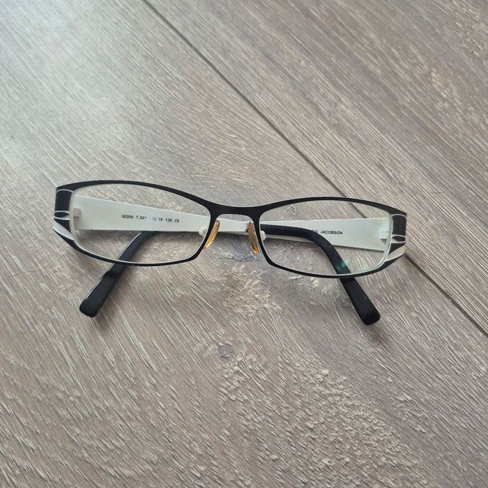 Monture de lunette noir et blanche en métal,Vintage, femme, forme rectangulaire, pas très haute. Marque Jacobson