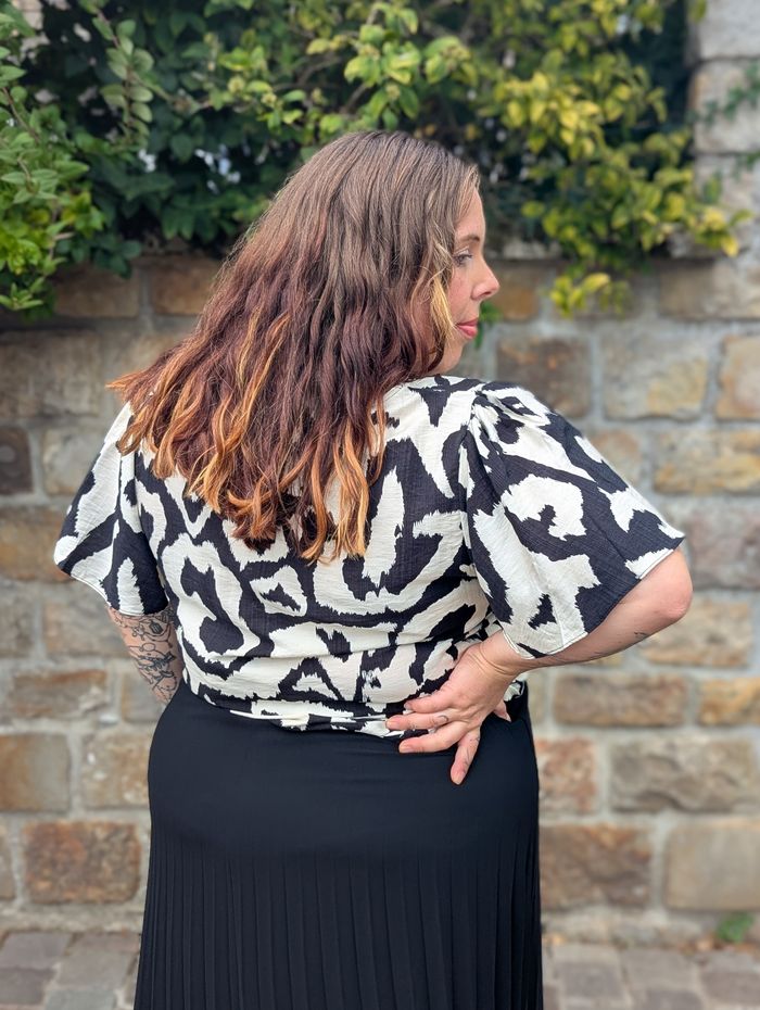 Top fluide Cholet noir/blanc manches papillon 
Taille 44 - photo numéro 5