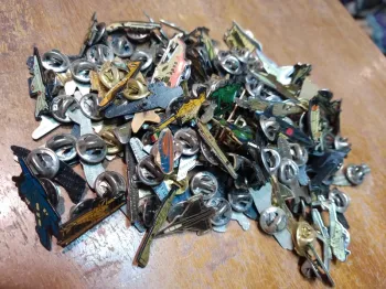 Lot de cent 100 hundred pins avions plane