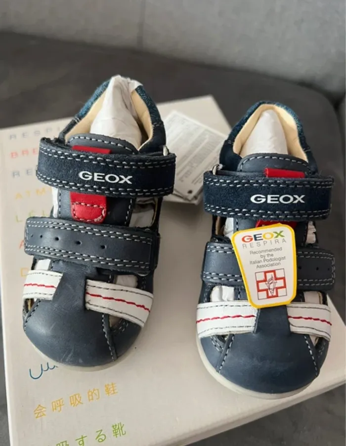 Sandales Geox, neuve, taille 19