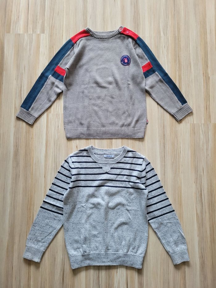 Lot de 2 pulls garçon 8 ans, marque Okaidi et Coccodrillo. 
Très bon état.