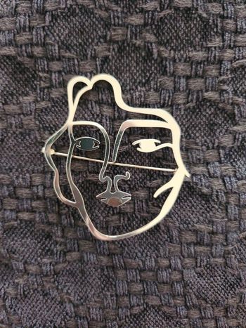 Broche dorée