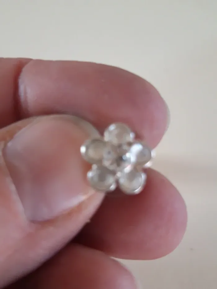 Petites boucles d'oreilles fleurs - photo numéro 3