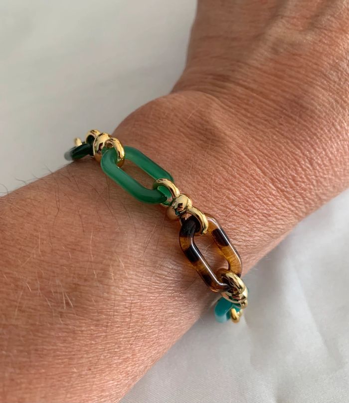 Bracelet chaîne dorée et maillons multicolores