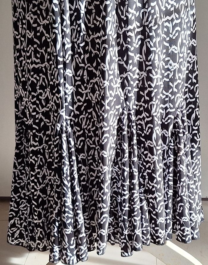 Jupe fluide patineuse imprimée blanc sur fond noir - photo numéro 2