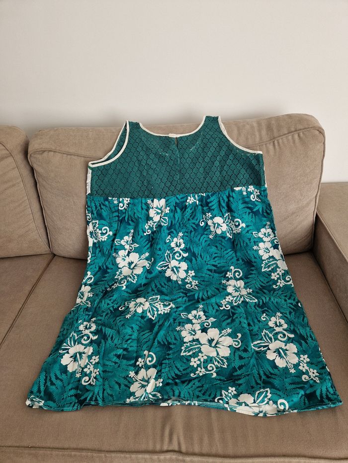 Robe polynésienne verte à fleurs blanche avec détail dentelle - photo numéro 6